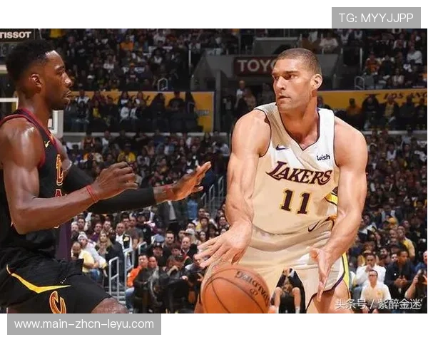 布朗突破上篮打成 2+1 展现强悍身体对抗